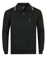 Schwarzer Pullover mit Viertelreißverschluss, grauem Kragen und einer Brusttasche.