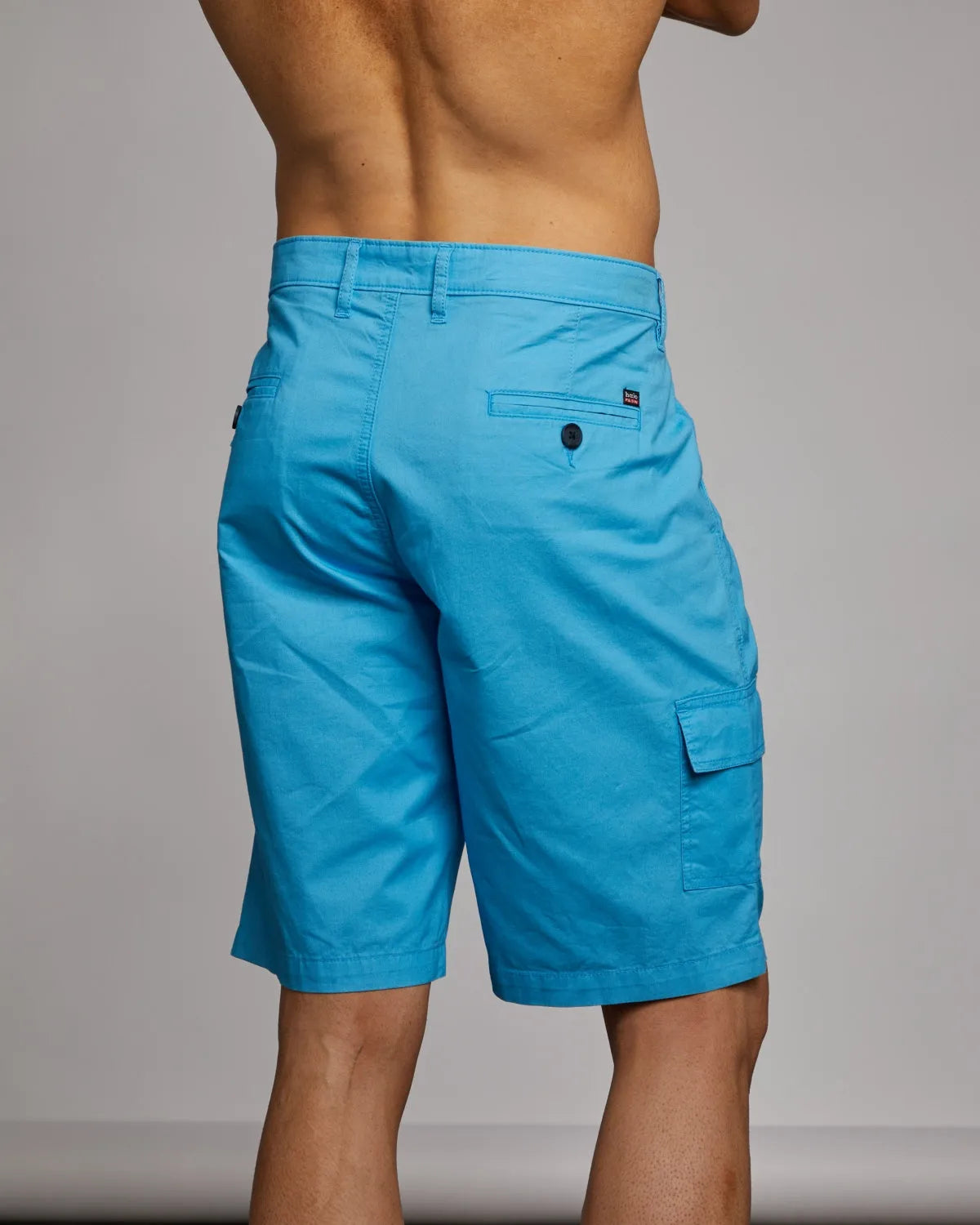 Blaue Cargo-Shorts mit Taschen und Kordelzug im Bund.