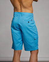 Blaue Cargo-Shorts mit Taschen und Kordelzug im Bund.