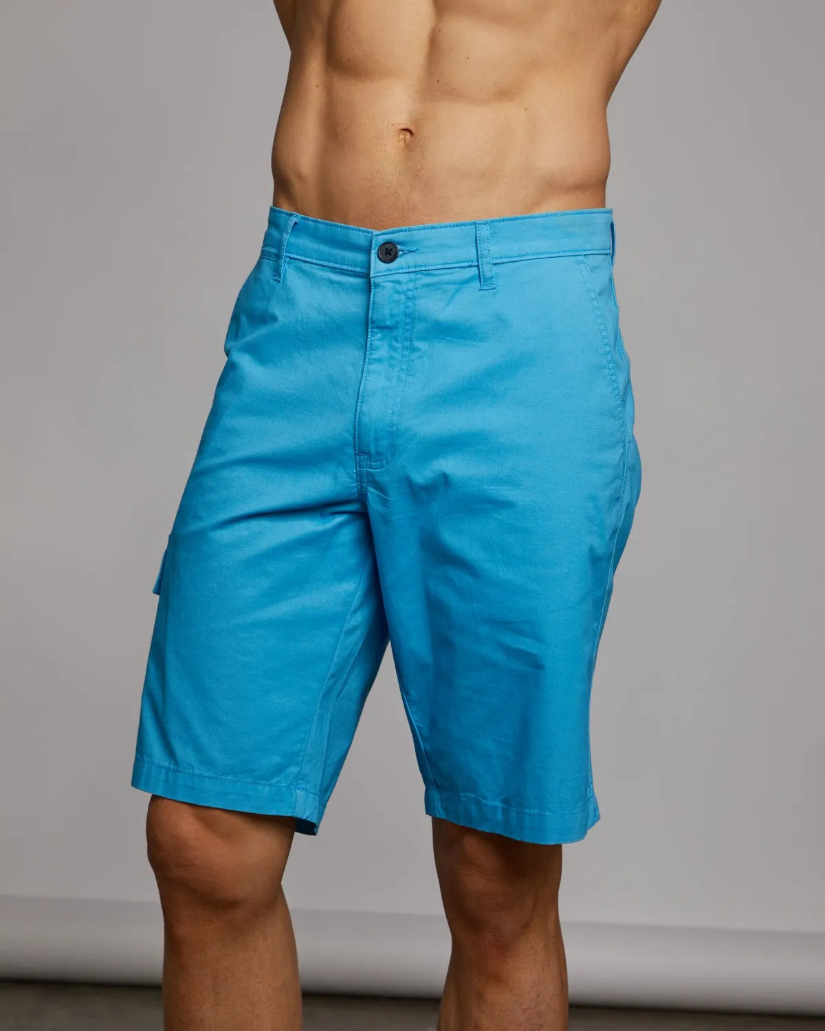 Blaue Boardshorts aus Baumwolle mit klassischer Passform und Knopfleiste.