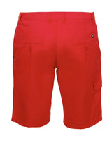 Rote Cargoshorts mit mehreren Taschen und einem Kordelzug im Bund.