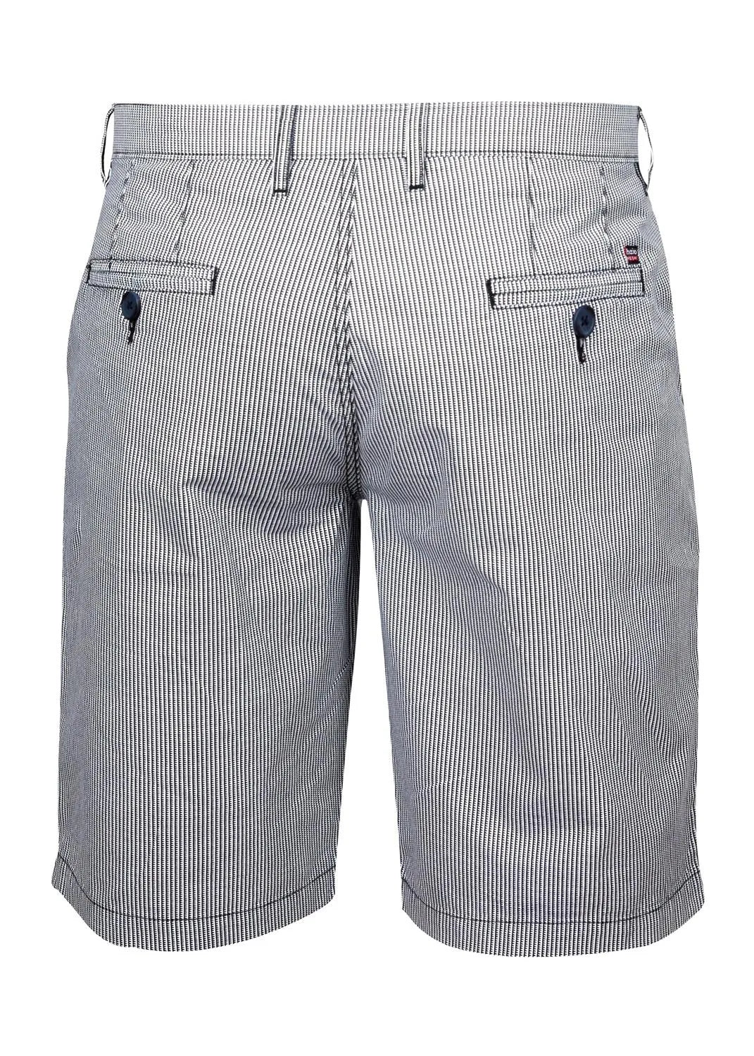 Graue und weiße gestreifte Herren-Shorts mit Taschen.