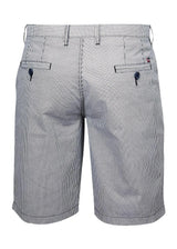 Graue und weiße gestreifte Herren-Shorts mit Taschen.