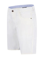 Weiße Golfshorts mit schwarzen Knöpfen und Taschendetails, wahrscheinlich aus Polyester oder Nylon.