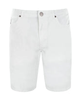 Weiße Baumwollshorts mit Knopfleiste und Taschen.