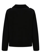 Schwarzer Rollkragenpullover mit Reißverschlussdetails an den Schultern.