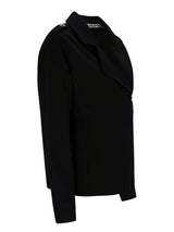 Schwarze asymmetrische Reißverschlussjacke mit hohem Kragen und langen Ärmeln.