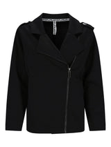 Schwarze Reißverschlussjacke mit Schulterpolstern und Logo auf der Brust.