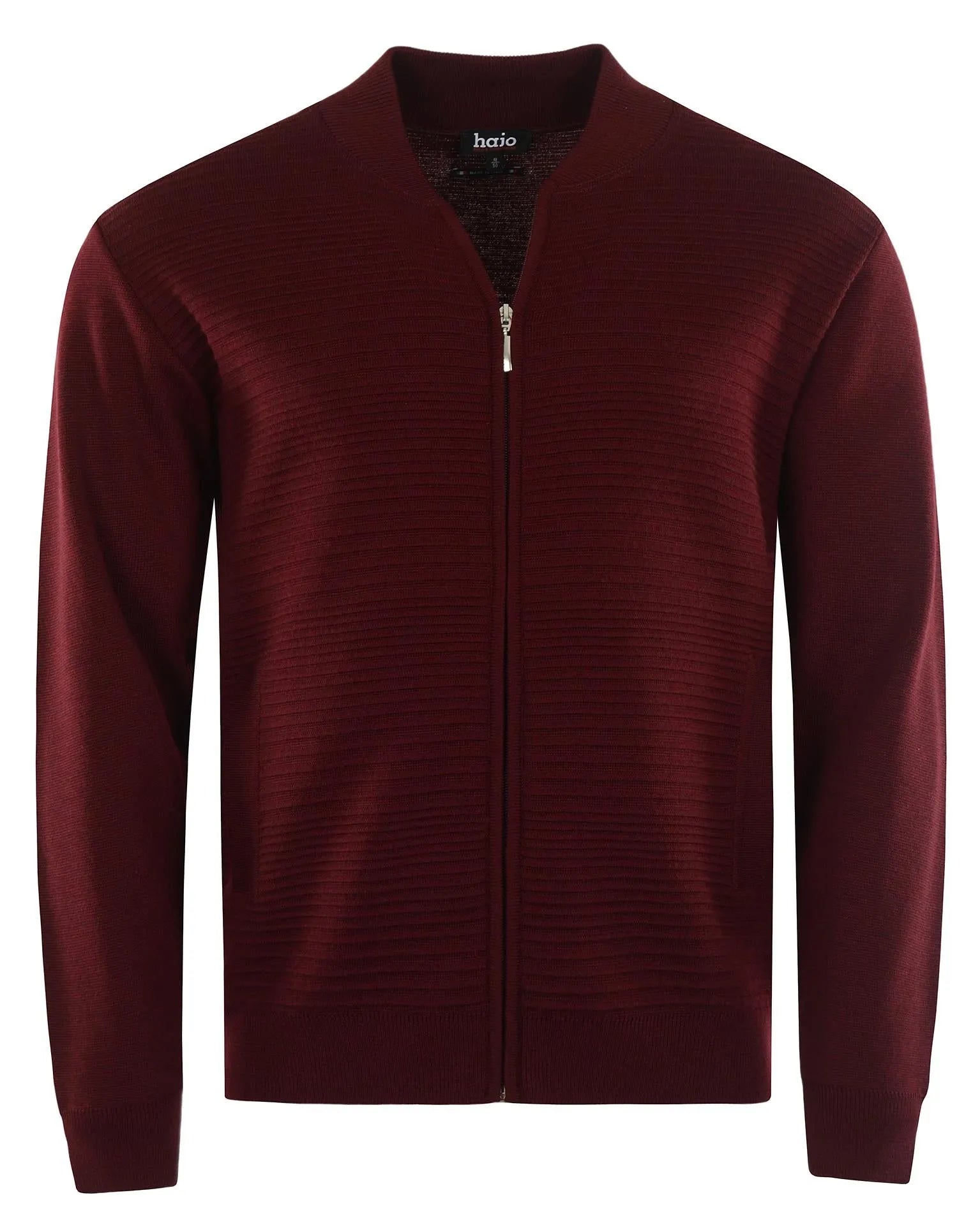 Burgunderfarbener Pullover mit Reißverschluss und gerippter Struktur.