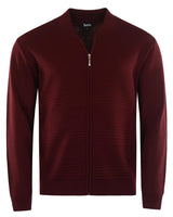 Burgunderfarbener Pullover mit Reißverschluss und gerippter Struktur.
