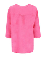 Rosa Bluse mit Dreiviertel-Ärmeln und gerafftem Halsausschnitt.