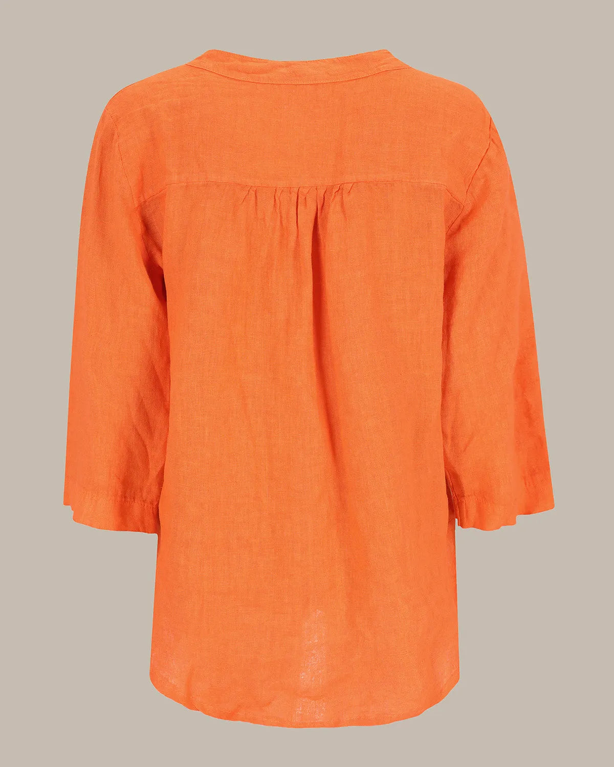 Orangefarbene Leinenbluse mit Dreiviertelärmeln und gerafftem Halsausschnitt.