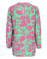 Mintgrüne geblümte Bluse mit rosa Blüten und Blättern, wahrscheinlich aus Seide oder Baumwollmischung.