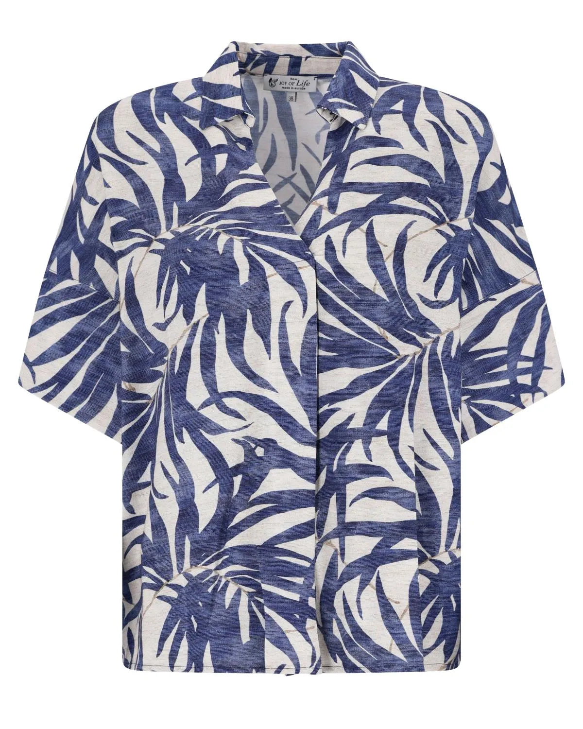 Blaue und weiße Bluse mit tropischem Blattdruck und kurzen Ärmeln.