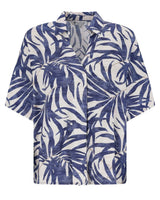 Blaue und weiße Bluse mit tropischem Blattdruck und kurzen Ärmeln.