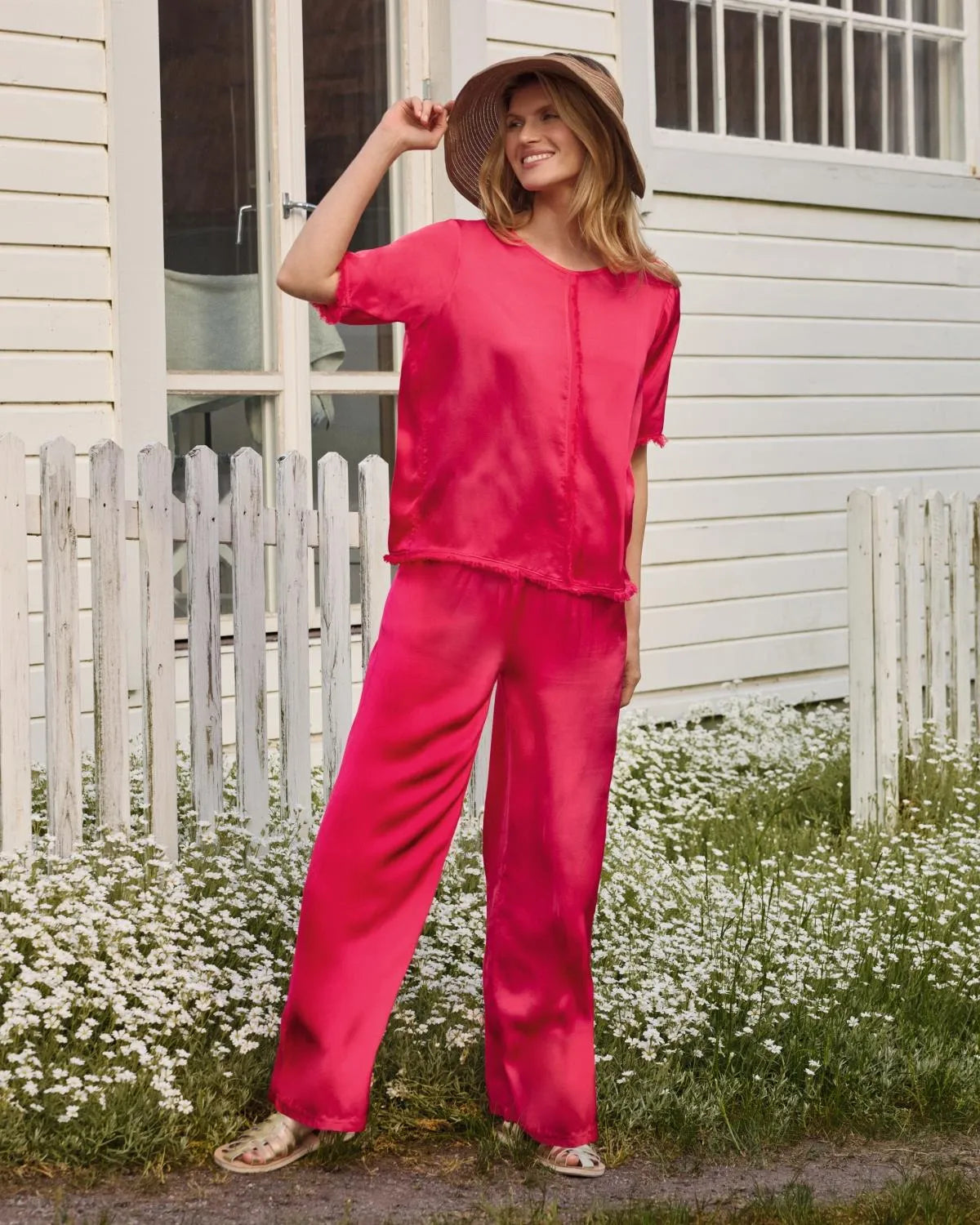 Fuchsiafarbener Seidenpyjama mit weit geschnittener Hose und kurzärmeligem Oberteil in lockerer Passform.