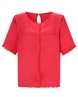 Korallfarbene Bluse mit ausgefransten Rändern und Schlüssellochausschnitt.