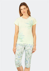Pastellgrünes Capri-Pyjama-Set mit Blumendruck, weichem Baumwollmaterial und lockerer Passform.