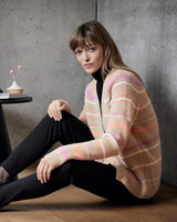 Beige und rosa karierter Strickpullover mit schwarzem Rollkragen darunter.