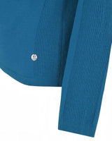 Tealfarbener gerippter Pullover mit silberner Knopfleiste.