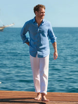 Helles blaues Leinen-Hemd Chambray mit Button-Down-Kragen, hochgekrempelten Ärmeln und Brusttasche