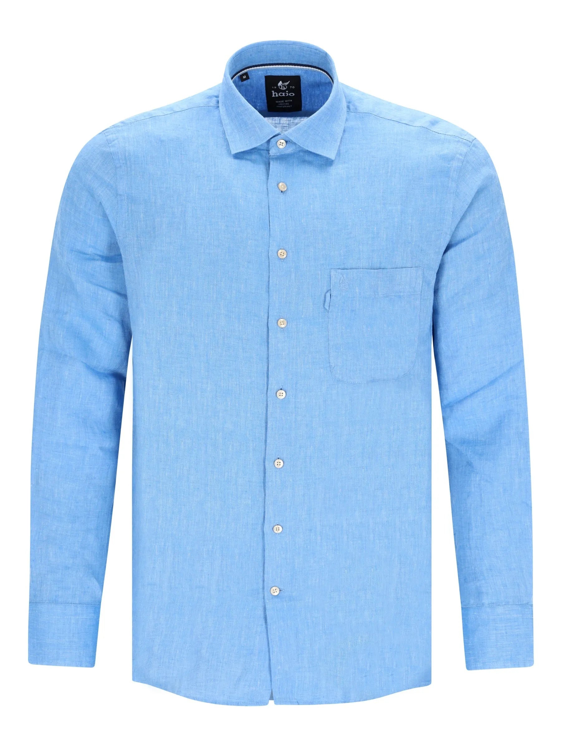 Hellblaues chambray-hemd aus leinen mit under button-down-kragen und subtilem strukturmuster von hajo mode