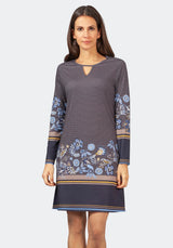 Anthrazitfarbenes langärmeliges Kleid mit Blumenmuster und gestreiften Akzenten, wahrscheinlich aus Baumwoll- oder Polyestergemisch.