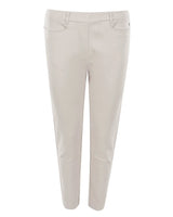 Cremefarbene Slim-Fit-Hose mit dezentem Glanz, wahrscheinlich aus einem Baumwoll- oder Polyestergemisch.