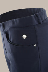 Marineblaue Golfhose mit silbernen Knöpfen und einem Logoaufnäher.