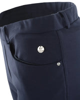 Damen 7/8 interlock stretchhose in marineblau aus baumwolle mit silbernem runden logo patch auf der vordertasche
