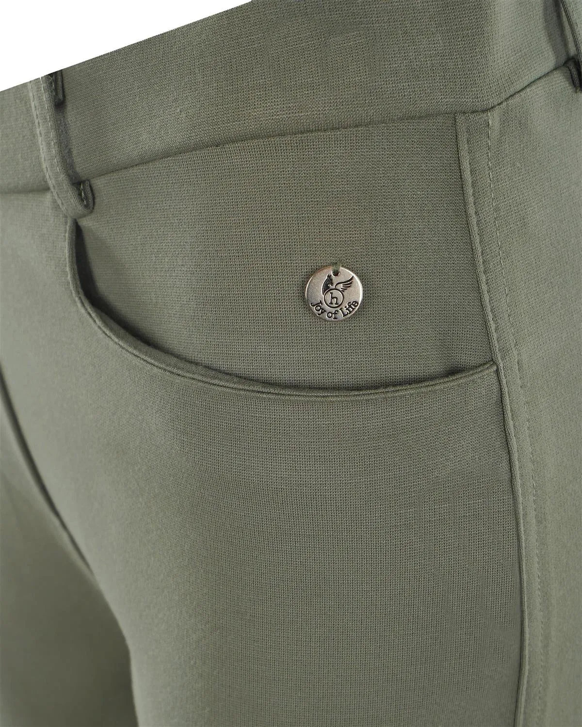Olivgrüne Reithose mit silberner Knopf- und Reißverschlussleiste.