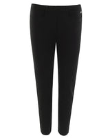 Schwarze, schmal geschnittene Hose mit einer Knopfleiste am Bund.