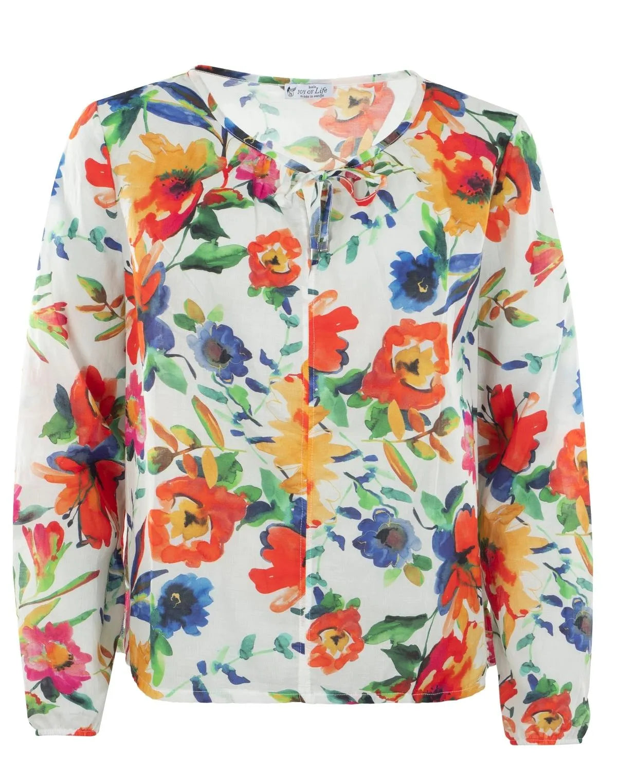 Florale Bluse mit leuchtenden orangefarbenen, blauen und gelben Blüten auf weißem Hintergrund.