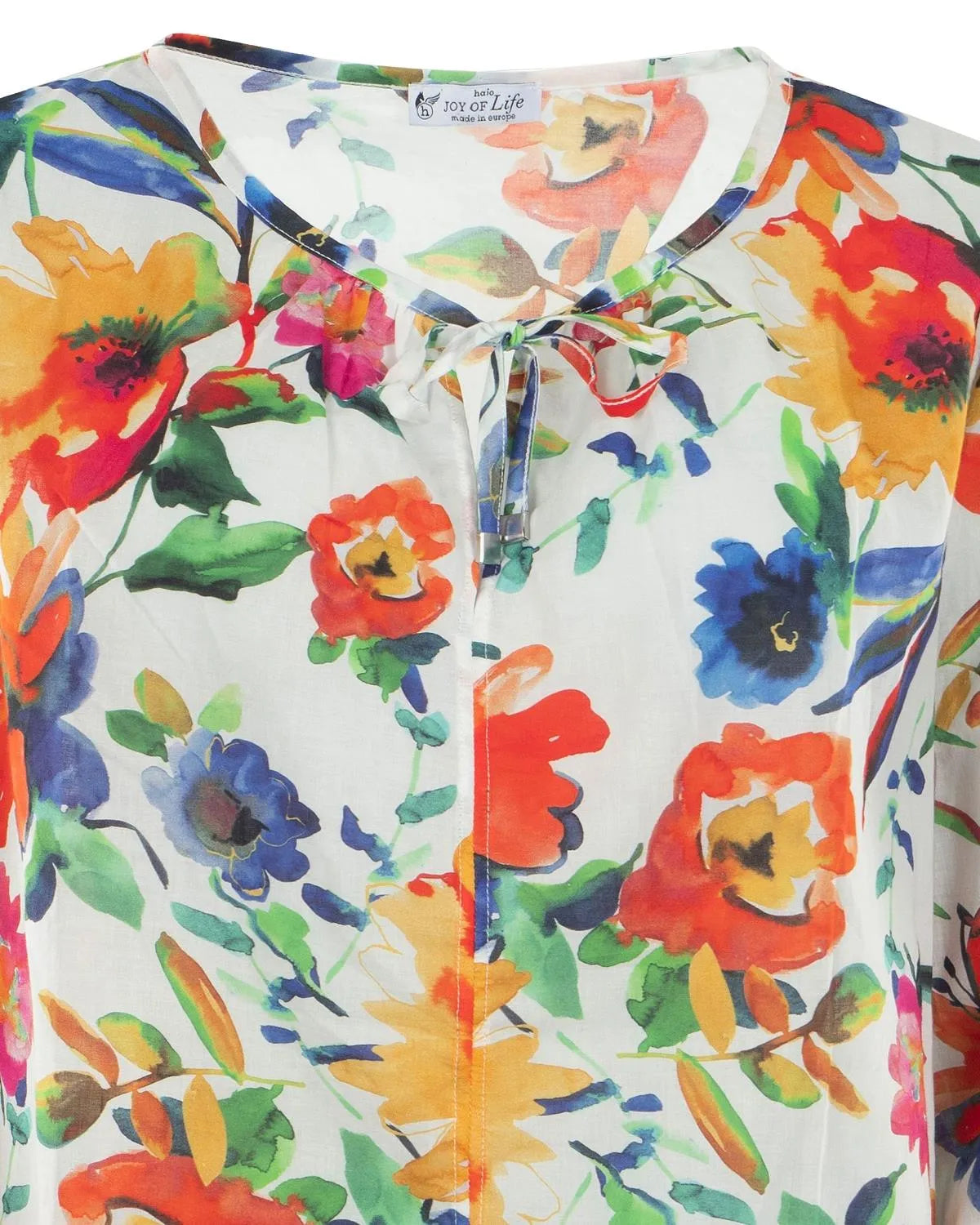 Geblümte Bluse mit lebhaftem Aquarelldruck und Bindeband am Ausschnitt.