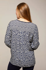 Marineblaue und weiße Bluse mit abstraktem Print und langen Ärmeln.