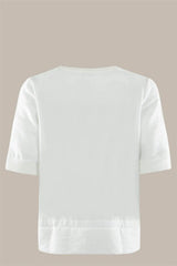 Weiße Bluse mit Rüschensaum, kurzen Ärmeln und Rundhalsausschnitt.