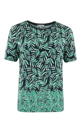 Grünes T-Shirt mit Palmenblatt-Print, kurzen Ärmeln und Rundhalsausschnitt.