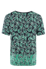 Grünes T-Shirt mit Blattdruck, kurzen Ärmeln und Rundhalsausschnitt.