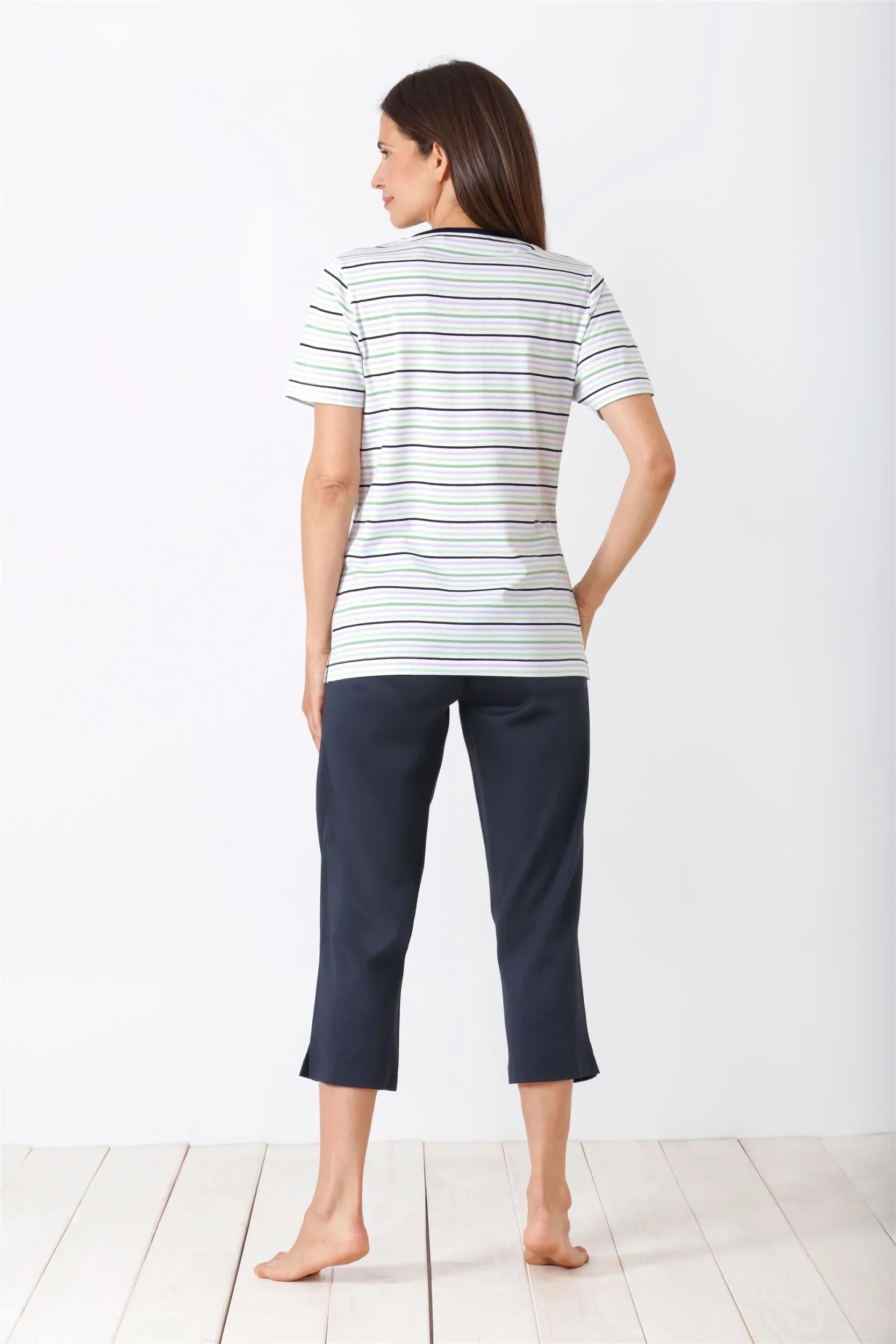 Weiß-schwarz gestreiftes Damen-T-Shirt mit kurzen Ärmeln und marineblauer Caprihose