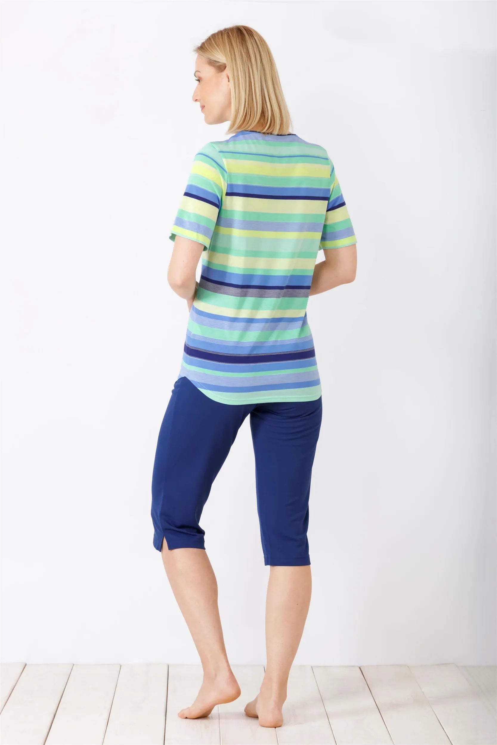 Kurzärmeliges gestreiftes Damen-T-Shirt und Caprihosen-Set.