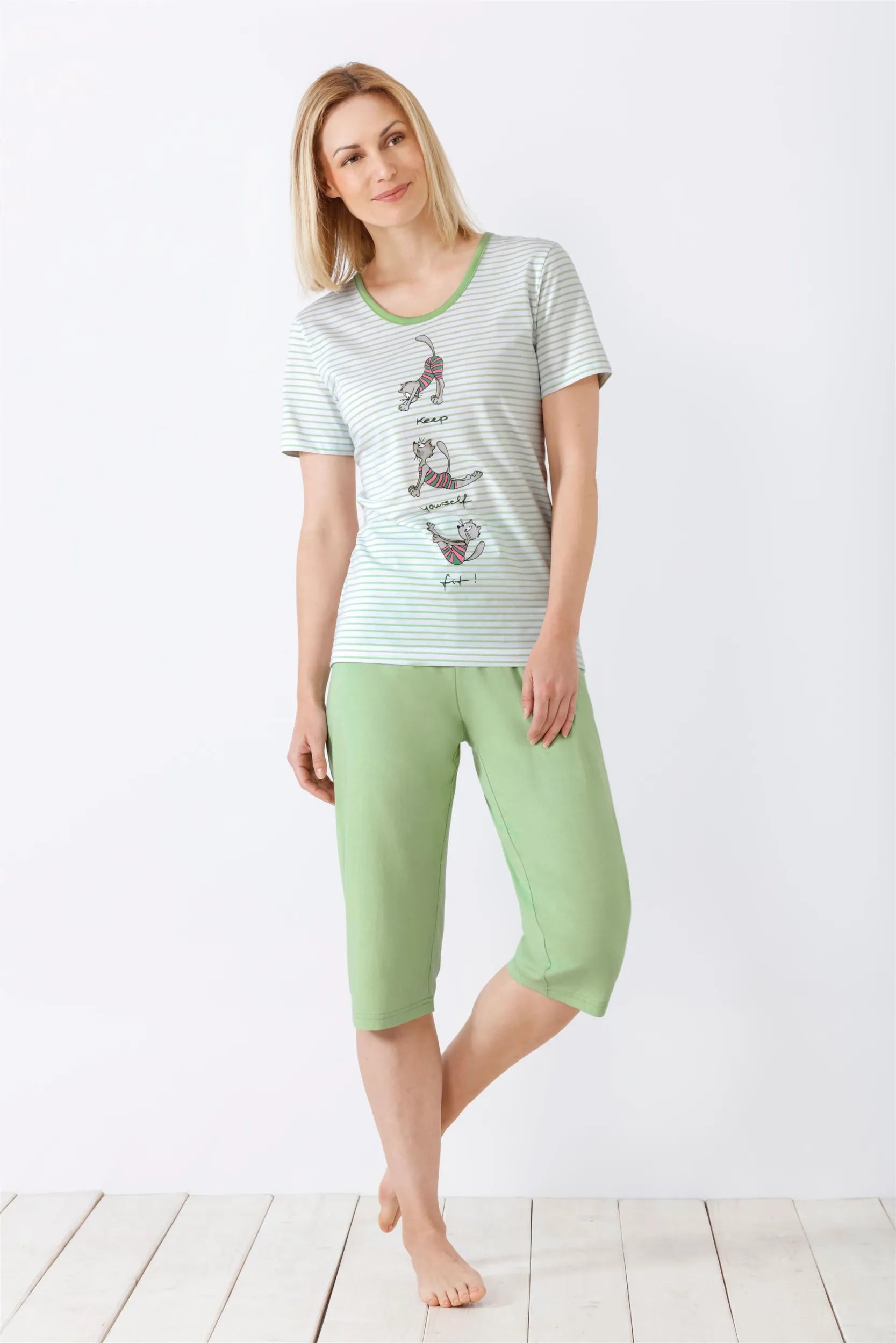 Hellgrün gestreiftes, kurzärmeliges Damen-Pyjamatop mit Caprihose.