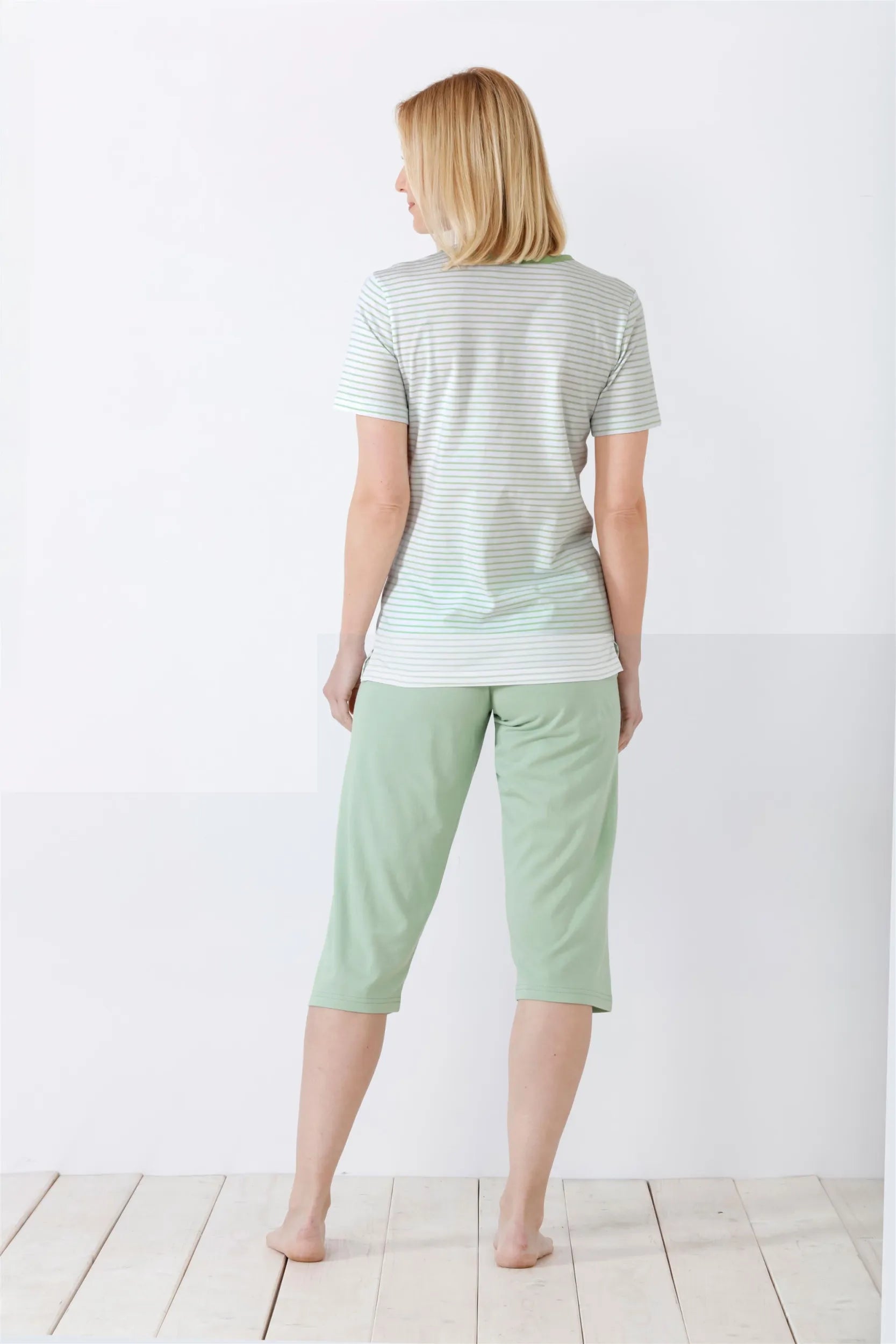 Hellgrün gestreiftes kurzärmeliges Pyjama-Set für Frauen.