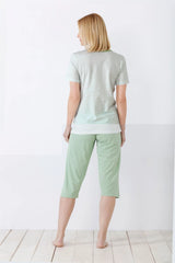 Hellgrün gestreiftes kurzärmeliges Pyjama-Set für Frauen.