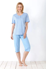 Hellblaues kurzärmeliges Pyjama-Set mit Caprihose.