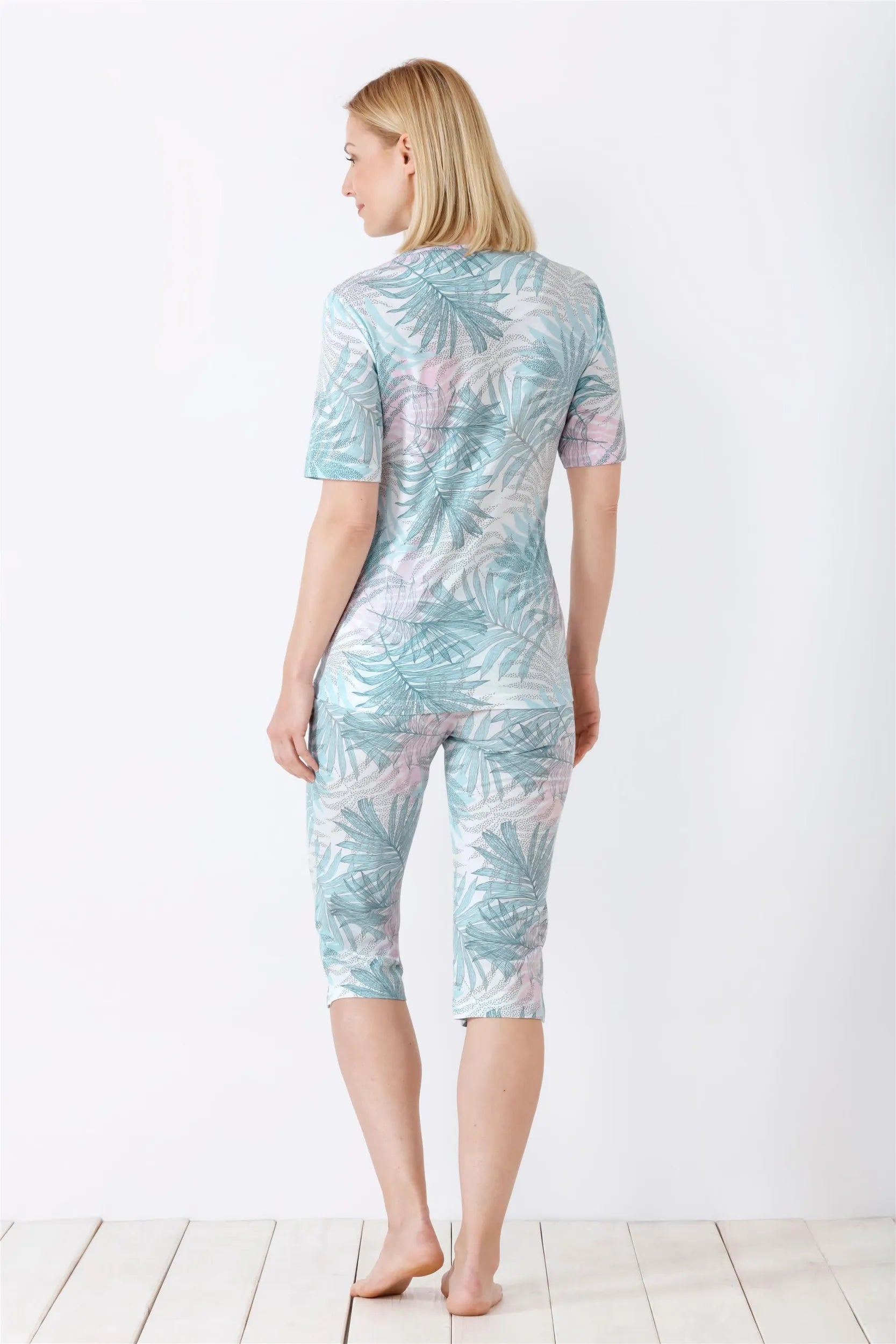 Kurzärmeliges, knielanges Pyjama-Set mit Blätterdruck für Frauen.