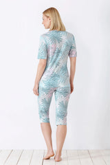 Kurzärmeliges, knielanges Pyjama-Set mit Blätterdruck für Frauen.