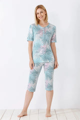 Zweiteiliges Pyjama-Set für Frauen mit Palmenblattmuster in Petrol und Rosa.