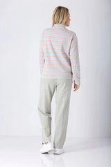 Frau in Damen Freizeitanzug mit pastellgestreiftem Langarm-Highneck-Top