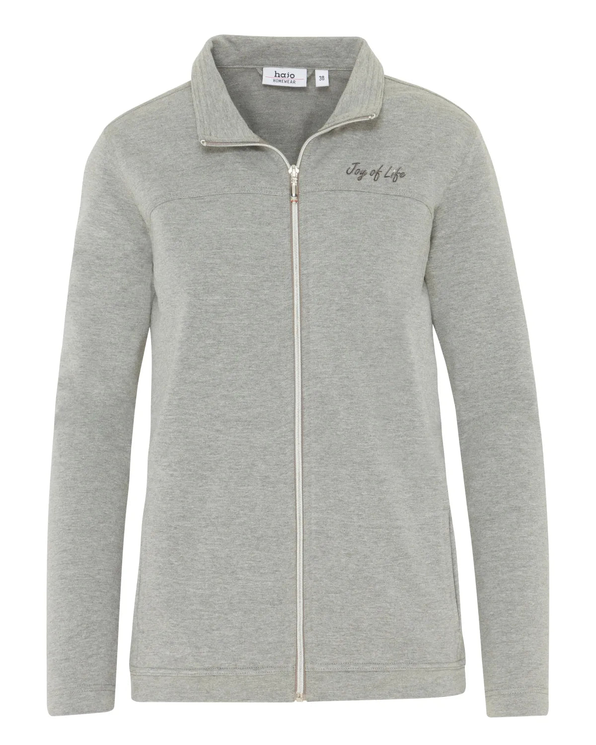 Hellgrauer Pullover mit Reißverschluss und der Stickerei ’joy of life’ auf der Brust.