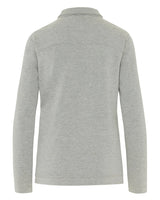 Hellgrauer strukturierter Pullover mit hohem Kragen und langen Ärmeln.